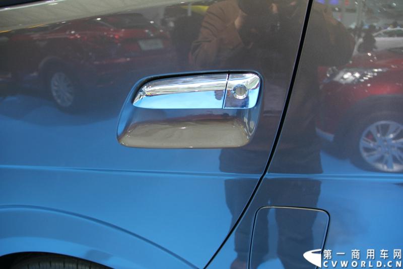 首款长安尊行商旅头等舱于4月20日上海国际车展高调进行“尊”亮相活动，作为长安首款高端豪华型商旅轻客由长安研究总院设计中心融合长安汽车五国九地研发智慧和国际资源，历时3年自主研发而成的全球战略车型。