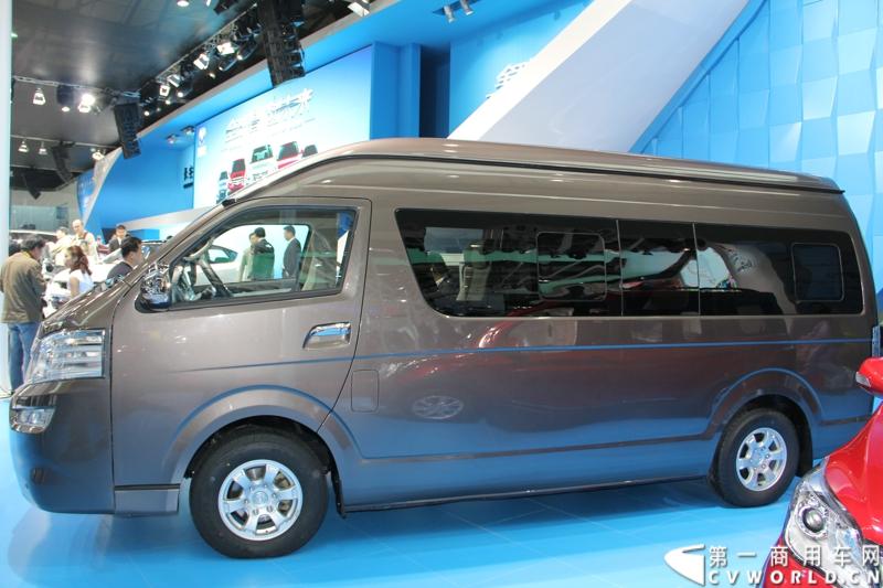 首款长安尊行商旅头等舱于4月20日上海国际车展高调进行“尊”亮相活动，作为长安首款高端豪华型商旅轻客由长安研究总院设计中心融合长安汽车五国九地研发智慧和国际资源，历时3年自主研发而成的全球战略车型。