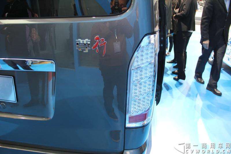 首款长安尊行商旅头等舱于4月20日上海国际车展高调进行“尊”亮相活动，作为长安首款高端豪华型商旅轻客由长安研究总院设计中心融合长安汽车五国九地研发智慧和国际资源，历时3年自主研发而成的全球战略车型。