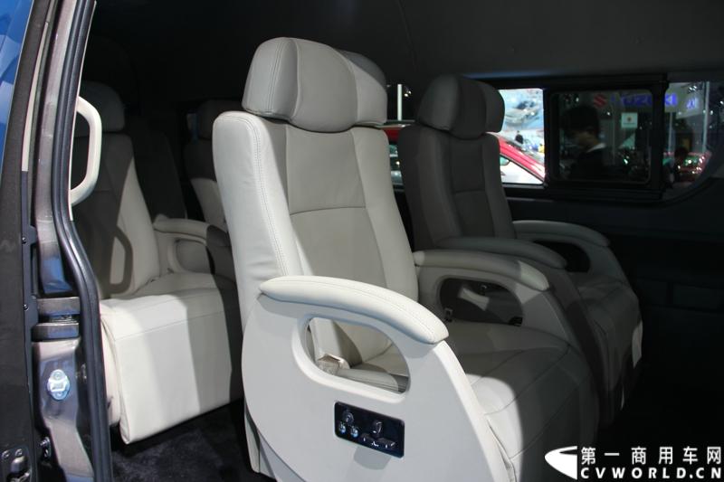 首款长安尊行商旅头等舱于4月20日上海国际车展高调进行“尊”亮相活动，作为长安首款高端豪华型商旅轻客由长安研究总院设计中心融合长安汽车五国九地研发智慧和国际资源，历时3年自主研发而成的全球战略车型。