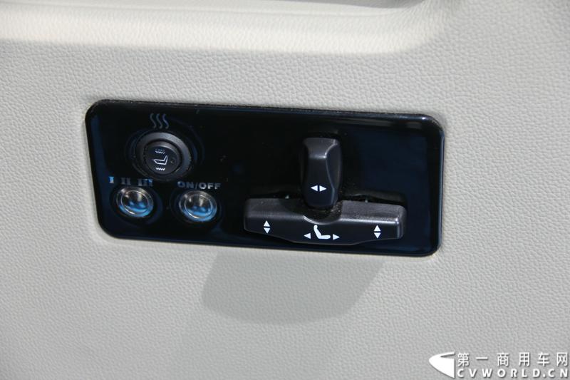 首款长安尊行商旅头等舱于4月20日上海国际车展高调进行“尊”亮相活动，作为长安首款高端豪华型商旅轻客由长安研究总院设计中心融合长安汽车五国九地研发智慧和国际资源，历时3年自主研发而成的全球战略车型。