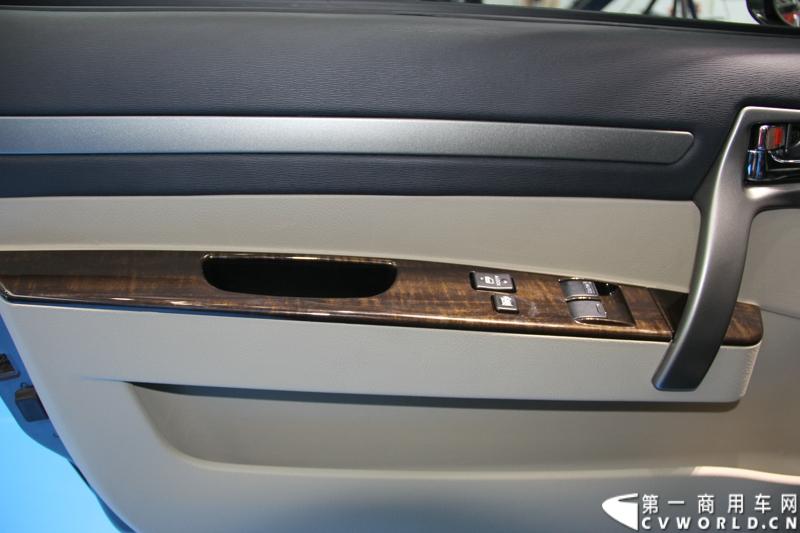 首款长安尊行商旅头等舱于4月20日上海国际车展高调进行“尊”亮相活动，作为长安首款高端豪华型商旅轻客由长安研究总院设计中心融合长安汽车五国九地研发智慧和国际资源，历时3年自主研发而成的全球战略车型。