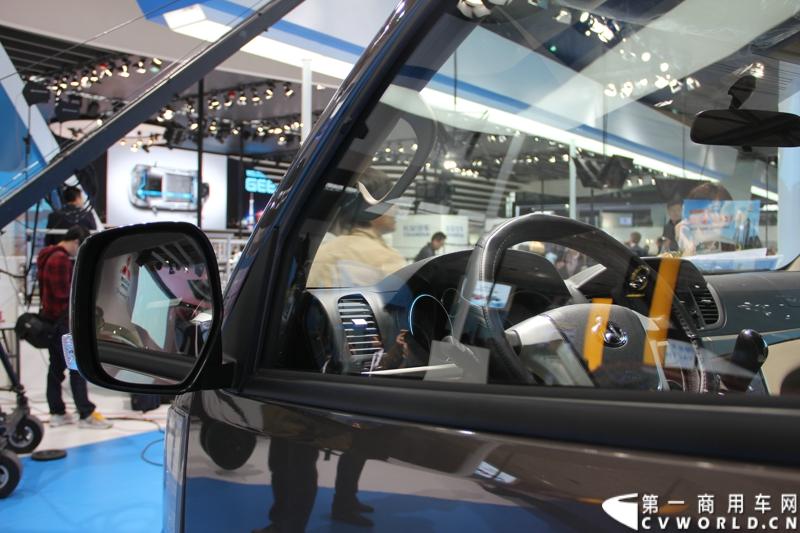 首款长安尊行商旅头等舱于4月20日上海国际车展高调进行“尊”亮相活动，作为长安首款高端豪华型商旅轻客由长安研究总院设计中心融合长安汽车五国九地研发智慧和国际资源，历时3年自主研发而成的全球战略车型。