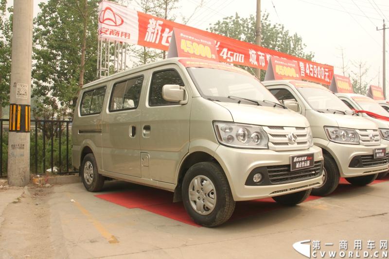 最近，第一商用车网记者在北京小红门长安商用车4S店近距离接触了一款定位于“类轻客”的新长安星光4500，这款刚上市不久的客货两用的运输车辆。图为新长安星光4500。