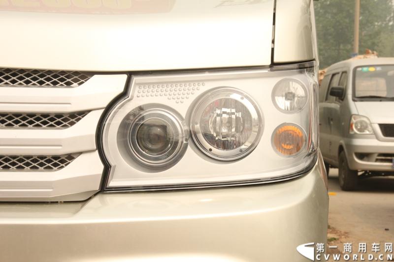 最近，第一商用车网记者在北京小红门长安商用车4S店近距离接触了一款定位于“类轻客”的新长安星光4500，这款刚上市不久的客货两用的运输车辆。图为新长安星光4500大灯。