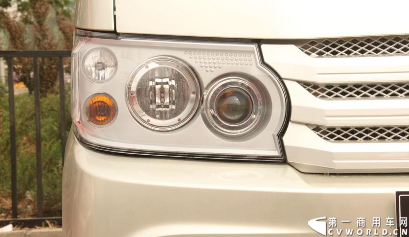 最近，第一商用车网记者在北京小红门长安商用车4S店近距离接触了一款定位于“类轻客”的新长安星光4500，这款刚上市不久的客货两用的运输车辆。图为新长安星光4500大灯。