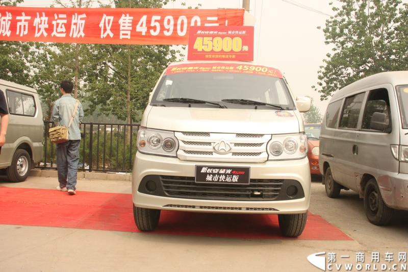 最近，第一商用车网记者在北京小红门长安商用车4S店近距离接触了一款定位于“类轻客”的新长安星光4500，这款刚上市不久的客货两用的运输车辆。图为新长安星光4500。
