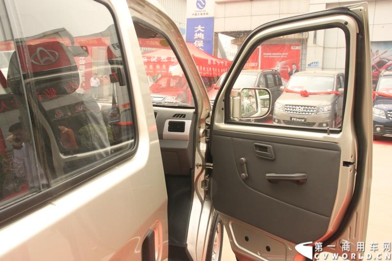 最近，第一商用车网记者在北京小红门长安商用车4S店近距离接触了一款定位于“类轻客”的新长安星光4500，这款刚上市不久的客货两用的运输车辆。图为新长安星光4500。