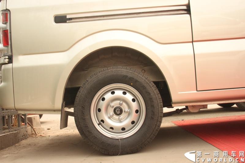 最近，第一商用车网记者在北京小红门长安商用车4S店近距离接触了一款定位于“类轻客”的新长安星光4500，这款刚上市不久的客货两用的运输车辆。图为新长安星光4500-轮胎。