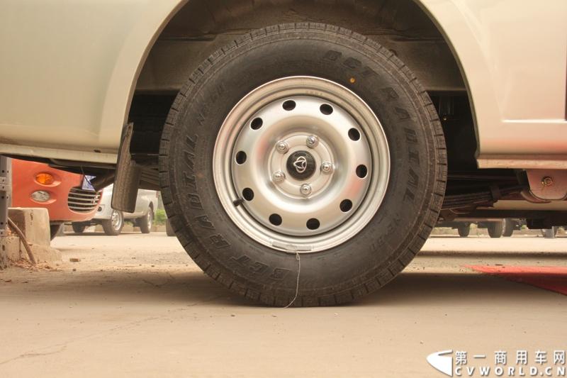 最近，第一商用车网记者在北京小红门长安商用车4S店近距离接触了一款定位于“类轻客”的新长安星光4500，这款刚上市不久的客货两用的运输车辆。图为新长安星光4500-轮胎。