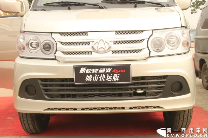 最近，第一商用车网记者在北京小红门长安商用车4S店近距离接触了一款定位于“类轻客”的新长安星光4500，这款刚上市不久的客货两用的运输车辆。图为新长安星光4500前脸。