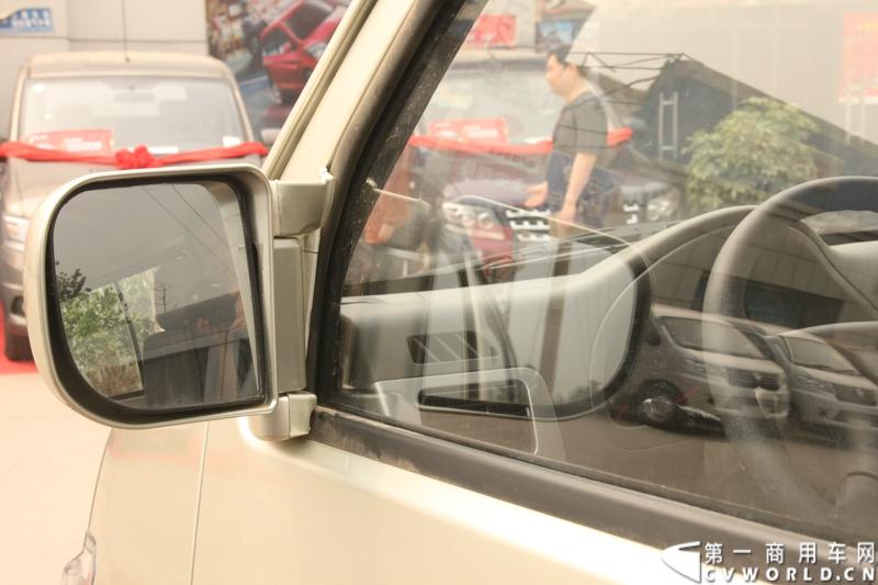 最近，第一商用车网记者在北京小红门长安商用车4S店近距离接触了一款定位于“类轻客”的新长安星光4500，这款刚上市不久的客货两用的运输车辆。图为新长安星光4500倒车镜。