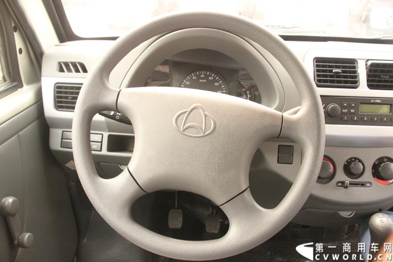 最近，第一商用车网记者在北京小红门长安商用车4S店近距离接触了一款定位于“类轻客”的新长安星光4500，这款刚上市不久的客货两用的运输车辆。图为新长安星光4500方向盘。