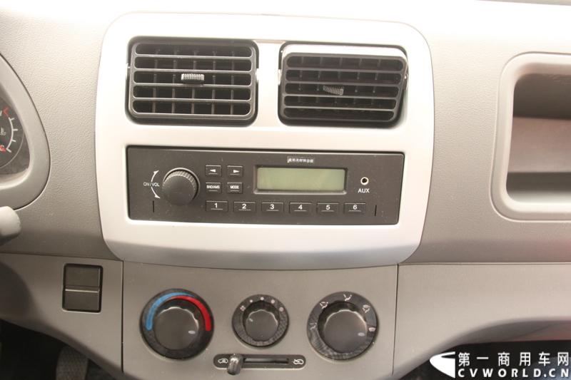 最近，第一商用车网记者在北京小红门长安商用车4S店近距离接触了一款定位于“类轻客”的新长安星光4500，这款刚上市不久的客货两用的运输车辆。图为新长安星光4500中控台。
