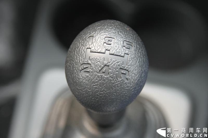 最近，第一商用车网记者在北京小红门长安商用车4S店近距离接触了一款定位于“类轻客”的新长安星光4500，这款刚上市不久的客货两用的运输车辆。图为新长安星光4500档杆。