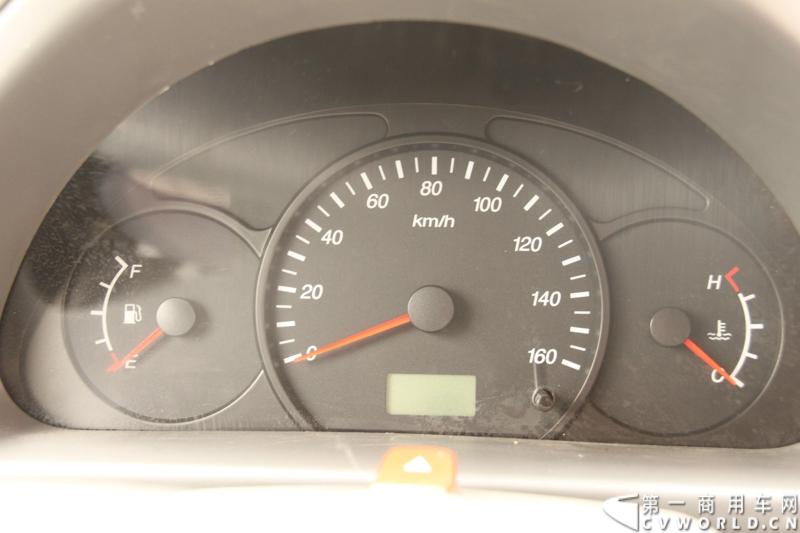 最近，第一商用车网记者在北京小红门长安商用车4S店近距离接触了一款定位于“类轻客”的新长安星光4500，这款刚上市不久的客货两用的运输车辆。图为新长安星光4500仪表台。