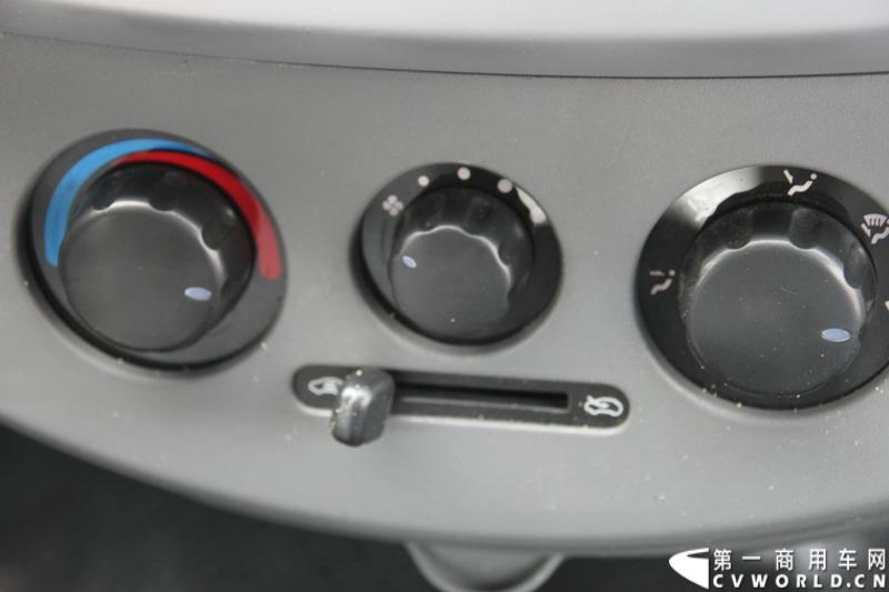 最近，第一商用车网记者在北京小红门长安商用车4S店近距离接触了一款定位于“类轻客”的新长安星光4500，这款刚上市不久的客货两用的运输车辆。图为新长安星光4500中控台。