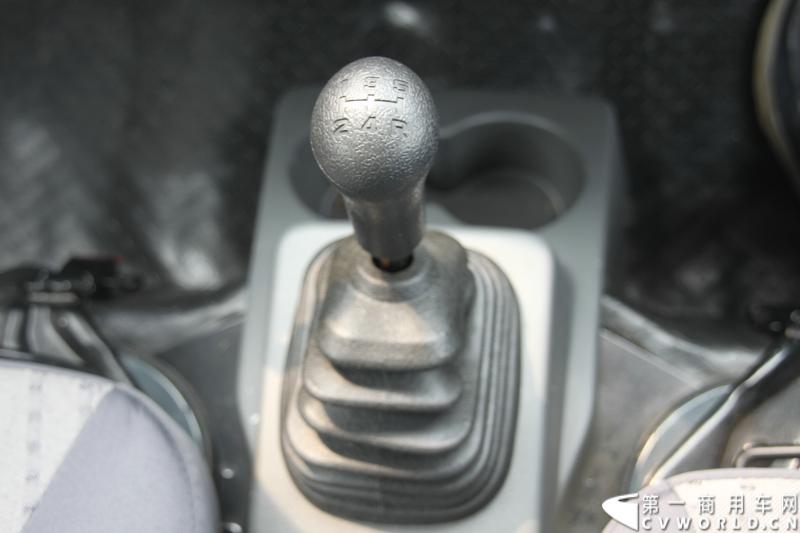 最近，第一商用车网记者在北京小红门长安商用车4S店近距离接触了一款定位于“类轻客”的新长安星光4500，这款刚上市不久的客货两用的运输车辆。图为新长安星光4500档杆。