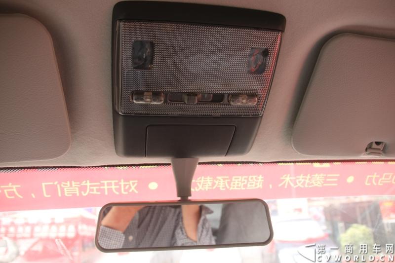 最近，第一商用车网记者在北京小红门长安商用车4S店近距离接触了一款定位于“类轻客”的新长安星光4500，这款刚上市不久的客货两用的运输车辆。图为新长安星光4500后视镜。