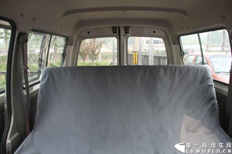 最近，第一商用车网记者在北京小红门长安商用车4S店近距离接触了一款定位于“类轻客”的新长安星光4500，这款刚上市不久的客货两用的运输车辆。图为新长安星光4500车厢内部。