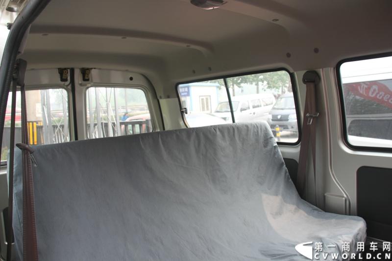 最近，第一商用车网记者在北京小红门长安商用车4S店近距离接触了一款定位于“类轻客”的新长安星光4500，这款刚上市不久的客货两用的运输车辆。图为新长安星光4500车厢内部。