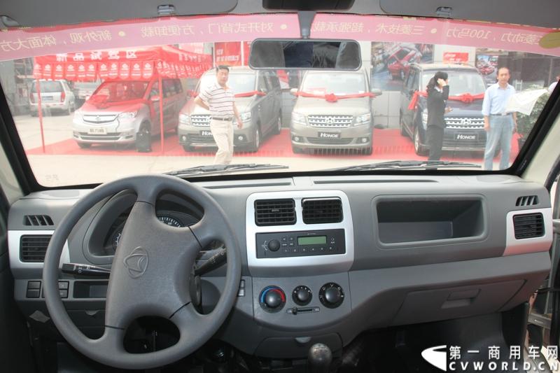 最近，第一商用车网记者在北京小红门长安商用车4S店近距离接触了一款定位于“类轻客”的新长安星光4500，这款刚上市不久的客货两用的运输车辆。图为新长安星光4500驾驶室。