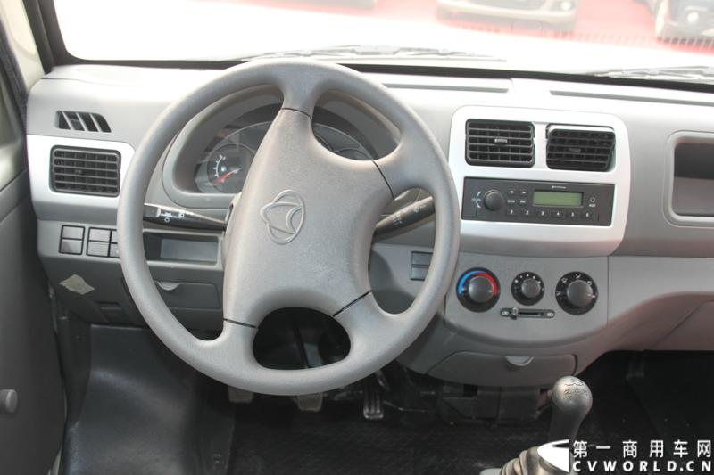最近，第一商用车网记者在北京小红门长安商用车4S店近距离接触了一款定位于“类轻客”的新长安星光4500，这款刚上市不久的客货两用的运输车辆。图为新长安星光4500方向盘。