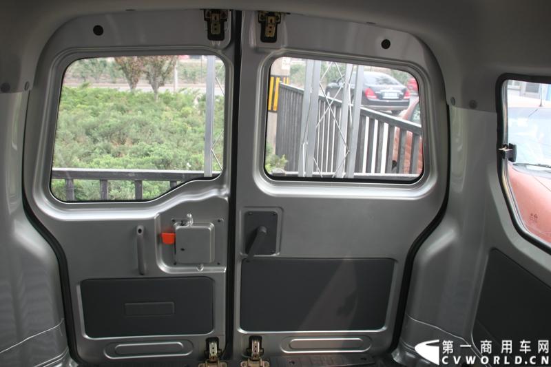 最近，第一商用车网记者在北京小红门长安商用车4S店近距离接触了一款定位于“类轻客”的新长安星光4500，这款刚上市不久的客货两用的运输车辆。图为新长安星光4500车厢后门。