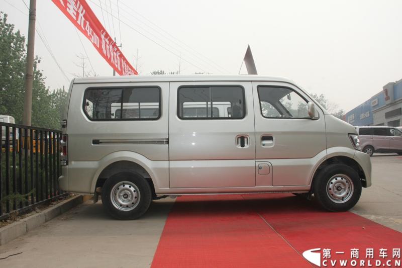 最近，第一商用车网记者在北京小红门长安商用车4S店近距离接触了一款定位于“类轻客”的新长安星光4500，这款刚上市不久的客货两用的运输车辆。图为新长安星光4500。