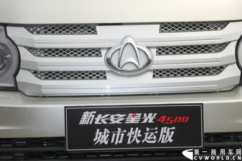 最近，第一商用车网记者在北京小红门长安商用车4S店近距离接触了一款定位于“类轻客”的新长安星光4500，这款刚上市不久的客货两用的运输车辆。图为新长安星光4500。