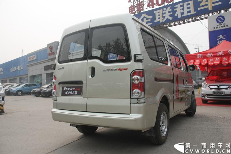 最近，第一商用车网记者在北京小红门长安商用车4S店近距离接触了一款定位于“类轻客”的新长安星光4500，这款刚上市不久的客货两用的运输车辆。图为新长安星光4500。