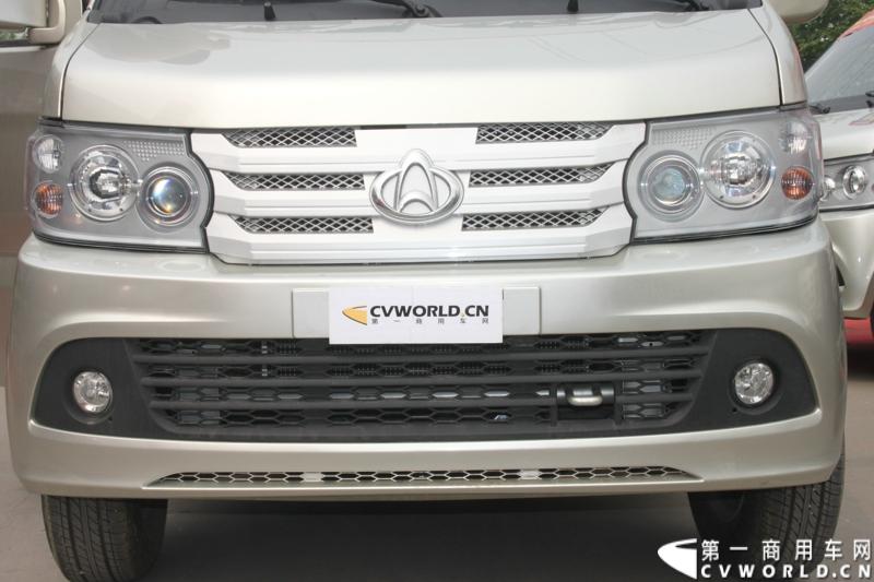 最近，第一商用车网记者在北京小红门长安商用车4S店近距离接触了一款定位于“类轻客”的新长安星光4500，这款刚上市不久的客货两用的运输车辆。图为新长安星光4500。