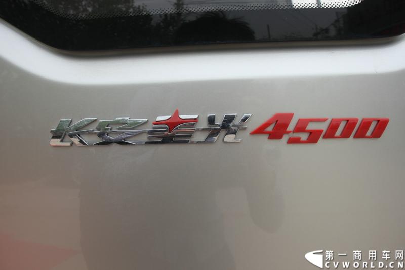 最近，第一商用车网记者在北京小红门长安商用车4S店近距离接触了一款定位于“类轻客”的新长安星光4500，这款刚上市不久的客货两用的运输车辆。图为新长安星光4500。
