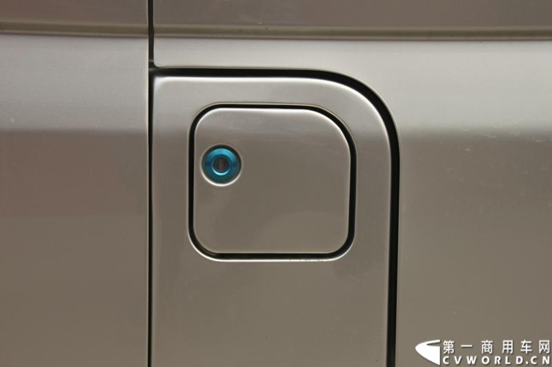 最近，第一商用车网记者在北京小红门长安商用车4S店近距离接触了一款定位于“类轻客”的新长安星光4500，这款刚上市不久的客货两用的运输车辆。图为新长安星光4500油箱锁。