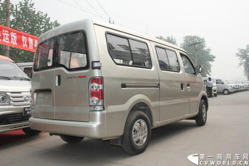 最近，第一商用车网记者在北京小红门长安商用车4S店近距离接触了一款定位于“类轻客”的新长安星光4500，这款刚上市不久的客货两用的运输车辆。图为新长安星光4500。