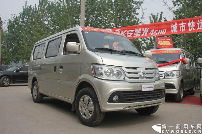 最近，第一商用车网记者在北京小红门长安商用车4S店近距离接触了一款定位于“类轻客”的新长安星光4500，这款刚上市不久的客货两用的运输车辆。图为新长安星光4500。