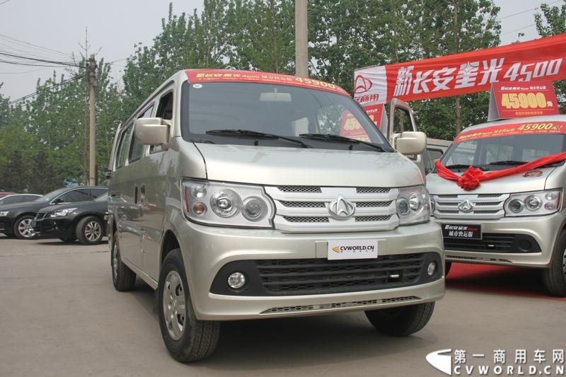 最近，第一商用车网记者在北京小红门长安商用车4S店近距离接触了一款定位于“类轻客”的新长安星光4500，这款刚上市不久的客货两用的运输车辆。图为新长安星光4500。