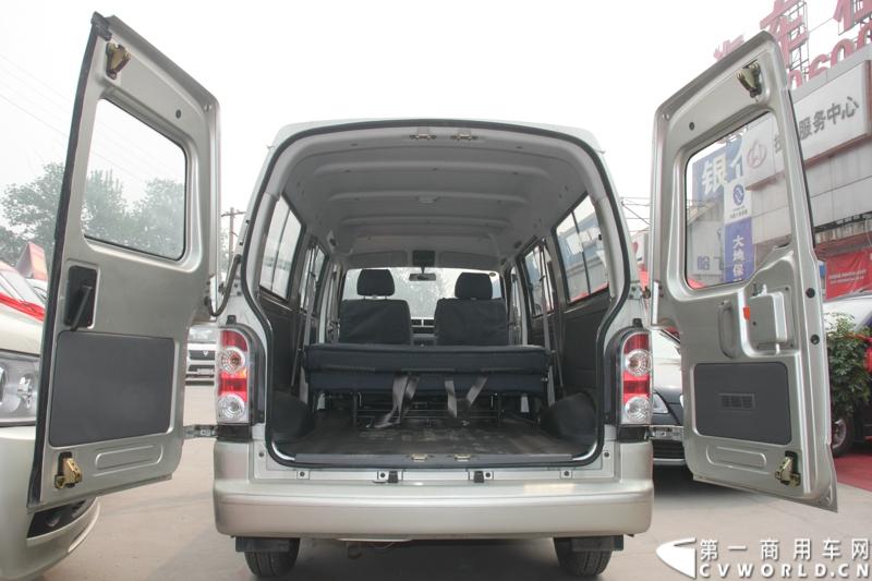 最近，第一商用车网记者在北京小红门长安商用车4S店近距离接触了一款定位于“类轻客”的新长安星光4500，这款刚上市不久的客货两用的运输车辆。图为新长安星光4500。
