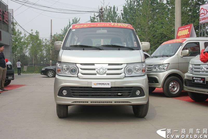 最近，第一商用车网记者在北京小红门长安商用车4S店近距离接触了一款定位于“类轻客”的新长安星光4500，这款刚上市不久的客货两用的运输车辆。图为新长安星光4500。