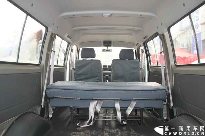 最近，第一商用车网记者在北京小红门长安商用车4S店近距离接触了一款定位于“类轻客”的新长安星光4500，这款刚上市不久的客货两用的运输车辆。图为新长安星光4500。