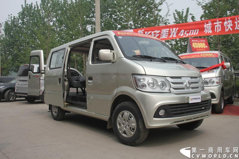 最近，第一商用车网记者在北京小红门长安商用车4S店近距离接触了一款定位于“类轻客”的新长安星光4500，这款刚上市不久的客货两用的运输车辆。图为新长安星光4500。