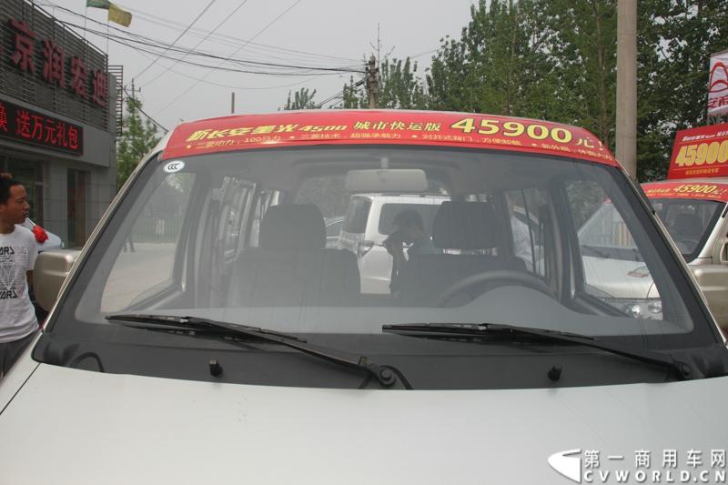 最近，第一商用车网记者在北京小红门长安商用车4S店近距离接触了一款定位于“类轻客”的新长安星光4500，这款刚上市不久的客货两用的运输车辆。图为新长安星光4500。