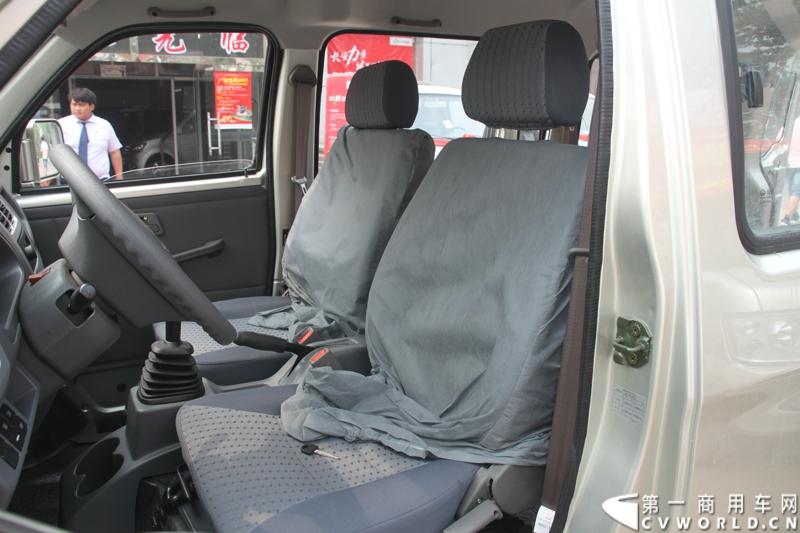 最近，第一商用车网记者在北京小红门长安商用车4S店近距离接触了一款定位于“类轻客”的新长安星光4500，这款刚上市不久的客货两用的运输车辆。图为新长安星光4500驾驶室。