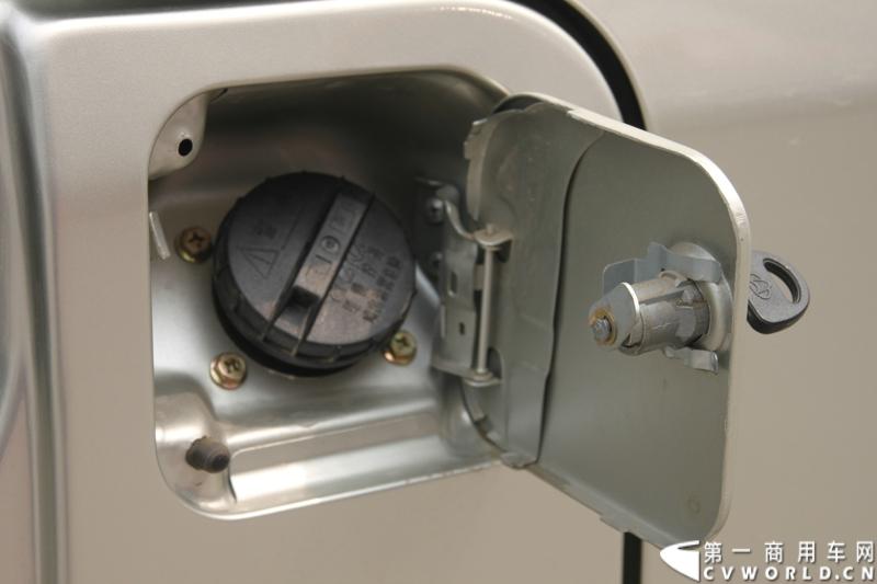 最近，第一商用车网记者在北京小红门长安商用车4S店近距离接触了一款定位于“类轻客”的新长安星光4500，这款刚上市不久的客货两用的运输车辆。图为新长安星光4500油箱盖。