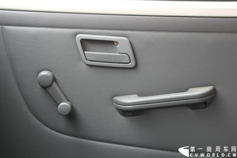 最近，第一商用车网记者在北京小红门长安商用车4S店近距离接触了一款定位于“类轻客”的新长安星光4500，这款刚上市不久的客货两用的运输车辆。图为新长安星光4500。