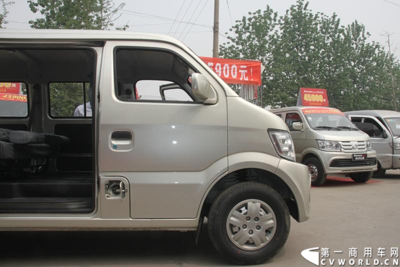 最近，第一商用车网记者在北京小红门长安商用车4S店近距离接触了一款定位于“类轻客”的新长安星光4500，这款刚上市不久的客货两用的运输车辆。图为新长安星光4500。