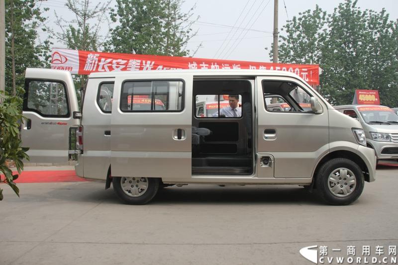 最近，第一商用车网记者在北京小红门长安商用车4S店近距离接触了一款定位于“类轻客”的新长安星光4500，这款刚上市不久的客货两用的运输车辆。图为新长安星光4500。