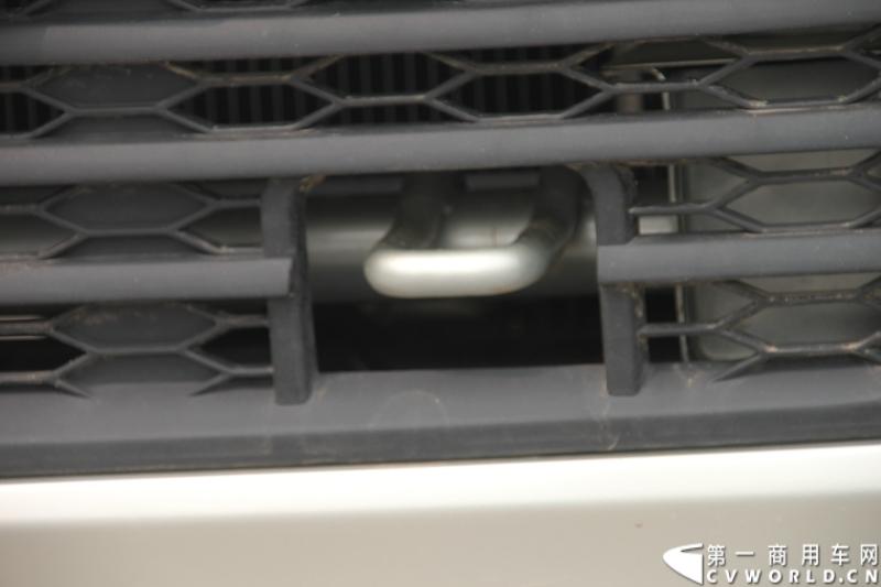 最近，第一商用车网记者在北京小红门长安商用车4S店近距离接触了一款定位于“类轻客”的新长安星光4500，这款刚上市不久的客货两用的运输车辆。图为新长安星光4500。