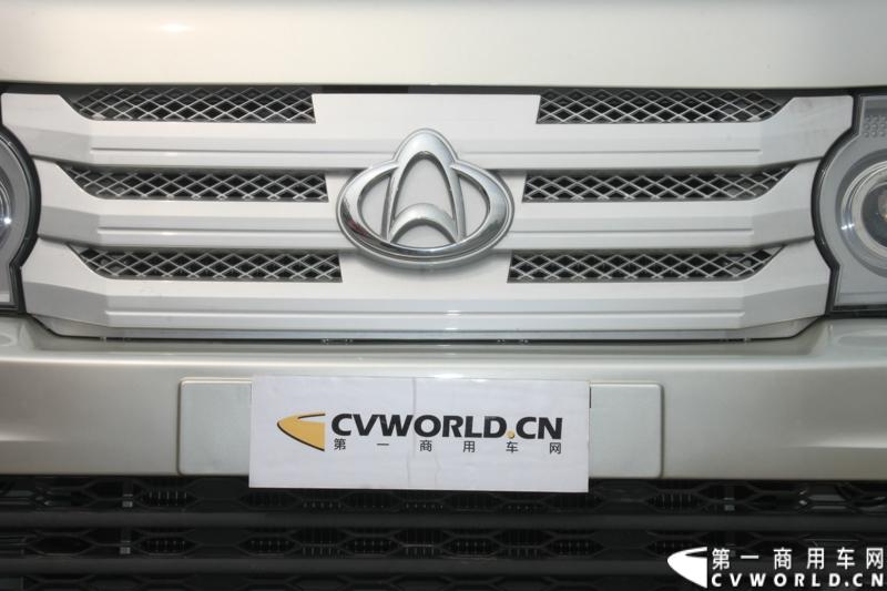 最近，第一商用车网记者在北京小红门长安商用车4S店近距离接触了一款定位于“类轻客”的新长安星光4500，这款刚上市不久的客货两用的运输车辆。图为新长安星光4500。