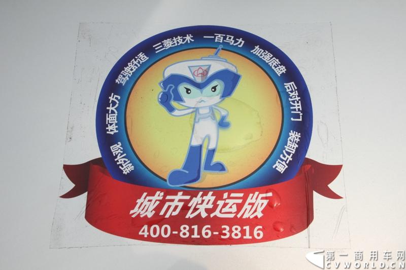 最近，第一商用车网记者在北京小红门长安商用车4S店近距离接触了一款定位于“类轻客”的新长安星光4500，这款刚上市不久的客货两用的运输车辆。图为新长安星光4500。